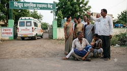 इंसानियत शर्मसारः 11 साल की बेहोश बच्ची को एंबुलेंस से उतारा, बीड में डॉक्टर सस्पेंड