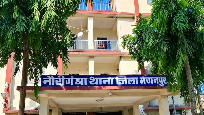 बगहा में वर्दीधारियों पर हमला: वारंटी को गिरफ्तार करने गई पुलिस टीम पर ग्रामीणों ने धावा बोला, थानाध्यक्ष चोटिल