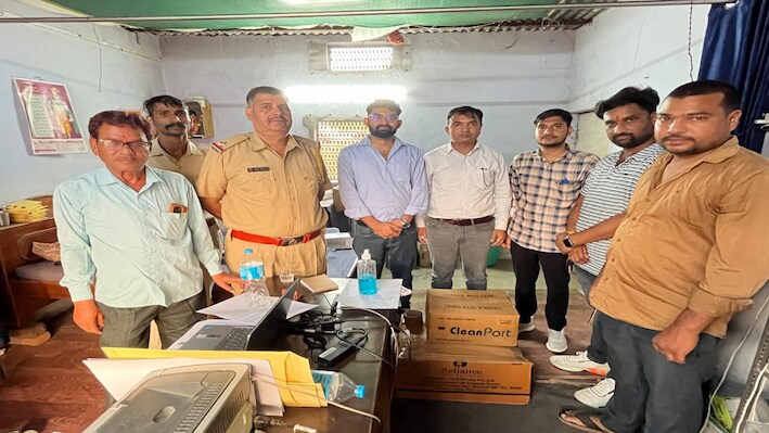 बिना डिग्री कर रहा था इलाज: झोलाछाप डॉक्टर के क्लिनिक पर छापा, 75 तरह की दवाइयां की जब्त