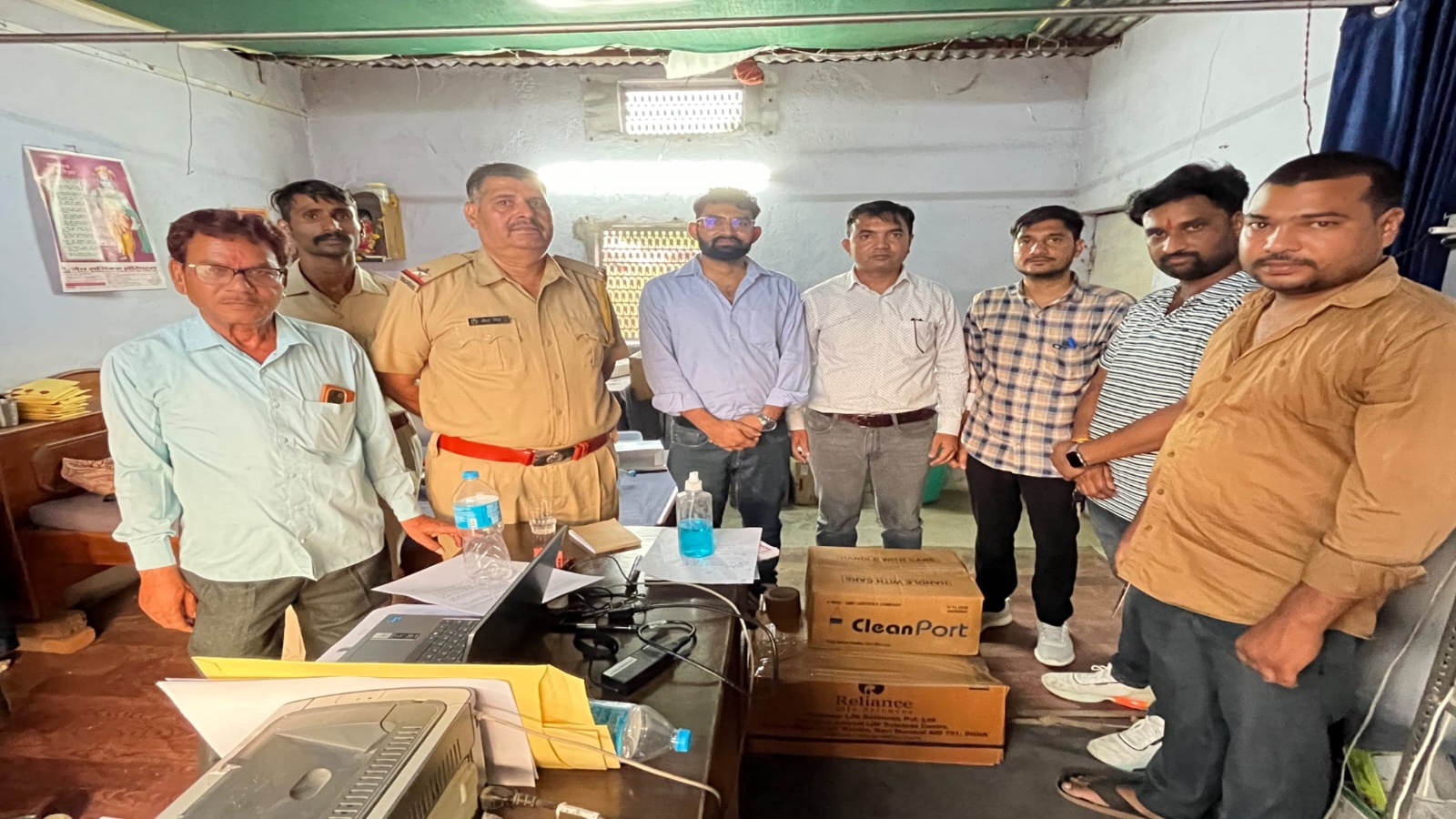 बिना डिग्री कर रहा था इलाज: झोलाछाप डॉक्टर के क्लिनिक पर छापा, 75 तरह की दवाइयां की जब्त बिना डिग्री कर रहा था इलाज: झोलाछाप डॉक्टर के क्लिनिक पर छापा, 75 तरह की दवाइयां की जब्त