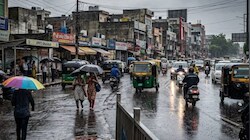 दिन में छाया अंधेरा: नोएडा गाजियाबाद में तेज आंधी तूफान के साथ झमाझम बारिश, तापमान भी गिरा