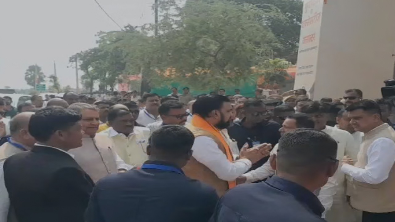 भीड़ के उत्साह को देख पैदल चलने लगे सीएम सम्राट: मुजफ्फरपुर को 140.95 करोड़ का तोहफा, लेदर पार्क का किया उद्घाटन भीड़ के उत्साह को देख पैदल चलने लगे सीएम सम्राट: मुजफ्फरपुर को 140.95 करोड़ का तोहफा, लेदर पार्क का किया उद्घाटन