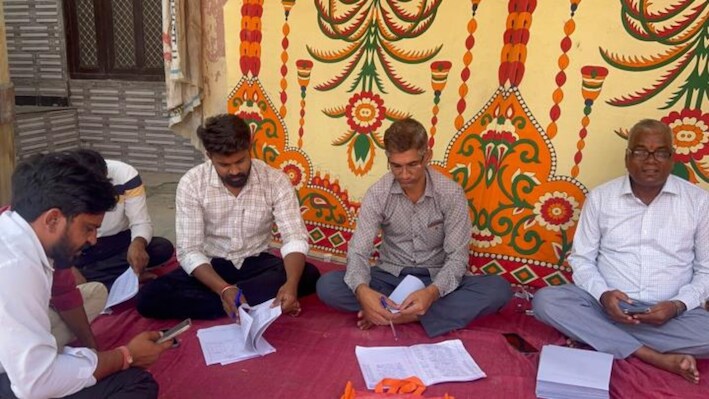 भगवान बने निर्वाचन अधिकारी: न EVM, न चुनावी शोर…  मंदिर में वोटिंग, राजस्थान में ऐसे चुना गया गांव का सरपंच प्रत्याशी