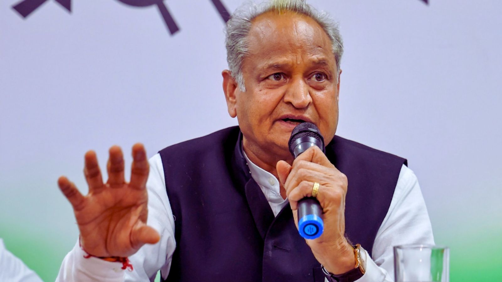 2028 में कौन बनेगा राजस्थान का CM? अशोक गहलोत के 3 बयानों से उठे बड़े सवाल, समझिए पूरा सियासी गणित 2028 में कौन बनेगा राजस्थान का CM? अशोक गहलोत के 3 बयानों से उठे बड़े सवाल, समझिए पूरा सियासी गणित