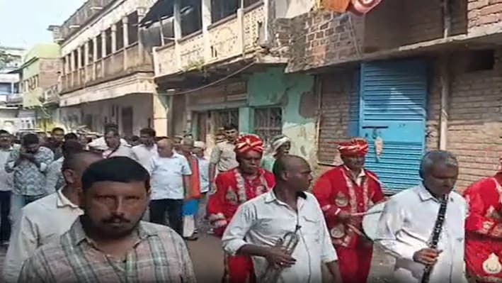 ढोल-बाजे के साथ अनंत सिंह के क्षेत्र में पहुंचे नीरज कुमार: निशांत के मंच से ललन सिंह के करीबी नेताओं ने बनाई दूरी