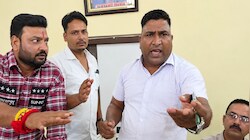 सवाल पूछे तो भड़क गए आयुक्त: कैमरे के सामने मीडिया से भिड़े, मुदकमा दर्ज करने की दी धमकी