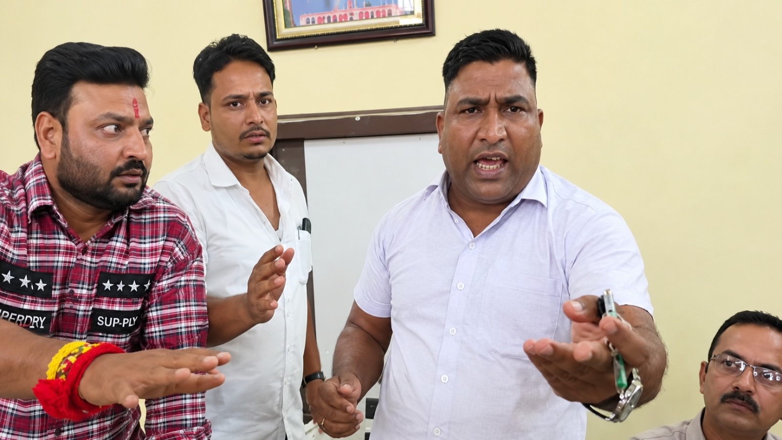 सवाल पूछे तो भड़क गए आयुक्त: कैमरे के सामने मीडिया से भिड़े, मुदकमा दर्ज करने की दी धमकी सवाल पूछे तो भड़क गए आयुक्त: कैमरे के सामने मीडिया से भिड़े, मुदकमा दर्ज करने की दी धमकी
