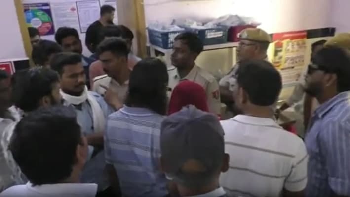 सिरोही अस्पताल में ऑपरेशन के दौरान बुजुर्ग की मौत: 70 मिनट बाद बाहर आया शव, परिजनों ने डॉक्टरों से मांगा जवाब