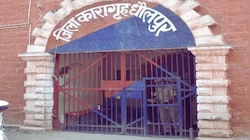 धौलपुर जेल में हिस्ट्रीशीटर का हंगामा: प्रहरी के हाथ पर दातों से काटा, 21 आपराधिक मामलों में दर्ज है नाम