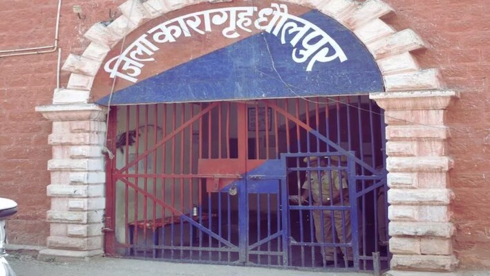 धौलपुर जेल में हिस्ट्रीशीटर का हंगामा: प्रहरी के हाथ पर दातों से काटा, 21 आपराधिक मामलों में दर्ज है नाम