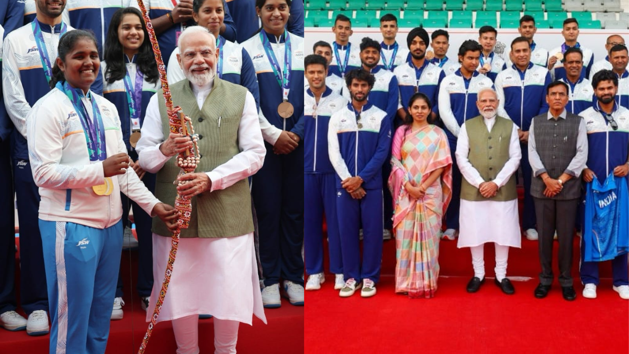 एशियन गेम्स के सितारों से पीएम मोदी का संवाद: हॉकी टीम ने गिफ्ट की जर्सी और स्टिक, बेटियों को जमकर सराहा एशियन गेम्स के सितारों से पीएम मोदी का संवाद: हॉकी टीम ने गिफ्ट की जर्सी और स्टिक, बेटियों को जमकर सराहा