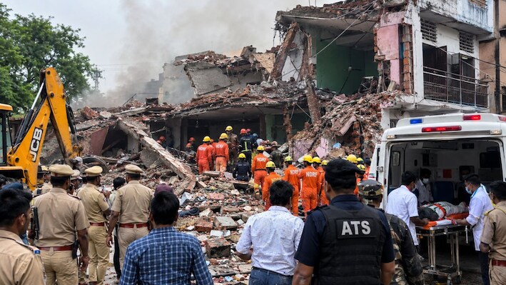 वाराणसी में अवैध पटाखा फैक्ट्री में विस्फोट: दो मंजिला मकान ढहा, पूरे इलाके में भूकंप जैसे झटके