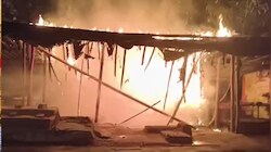 जमशेदपुर के गोलमुरी सब्जी मंडी में लगी भीषण आग: 20 दुकान जलकर राख, जांच में जुटी पुलिस