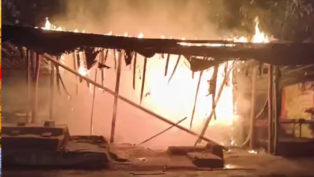 जमशेदपुर के गोलमुरी सब्जी मंडी में लगी भीषण आग: 20 दुकान जलकर राख, जांच में जुटी पुलिस जमशेदपुर के गोलमुरी सब्जी मंडी में लगी भीषण आग: 20 दुकान जलकर राख, जांच में जुटी पुलिस