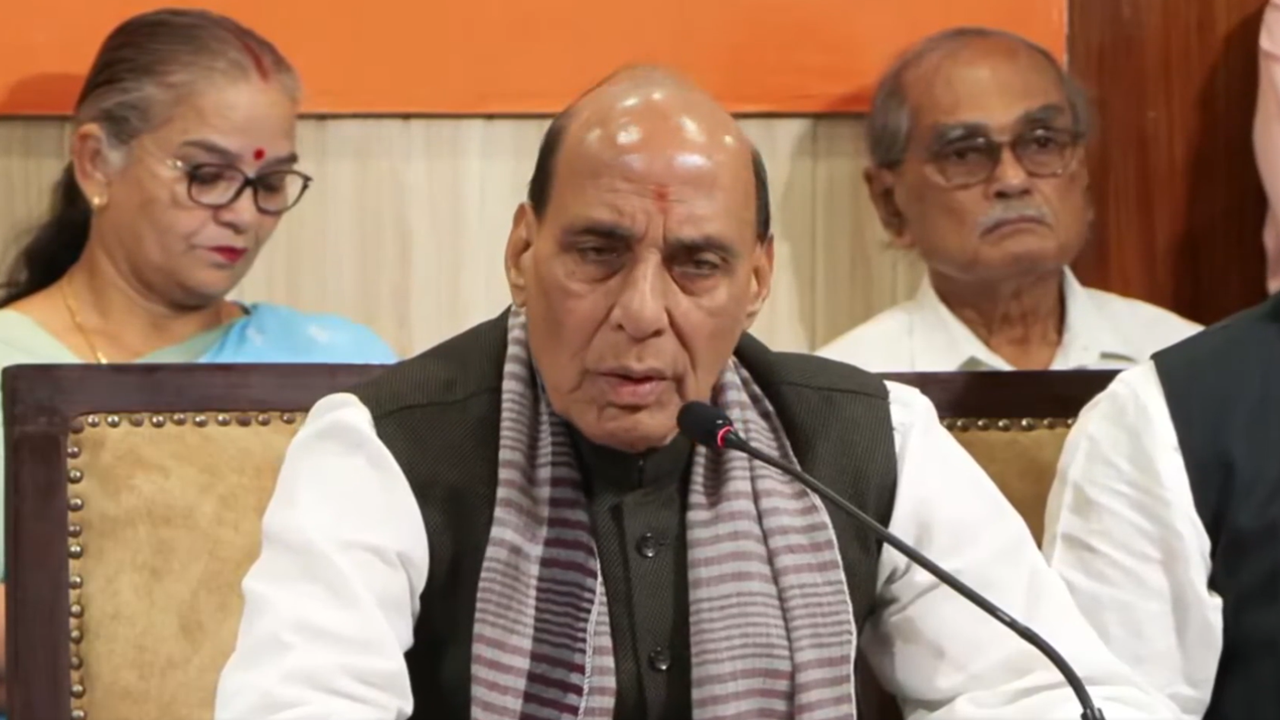 'उनका हाइड्रोजन बम तो दिवाली का पटाखा भी नहीं': SIR-वोटचोरी को लेकर राहुल गांधी पर राजनाथ सिंह का करारा वार 'उनका हाइड्रोजन बम तो दिवाली का पटाखा भी नहीं': SIR-वोटचोरी को लेकर राहुल गांधी पर राजनाथ सिंह का करारा वार