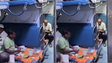 'खइके पान, सफर आसान:' मुंबई-छत्तीसगढ़ ट्रेन के थर्ड AC बर्थ पर बैठकर पान बनाता दिखा वेंडर, VIDEO देख पकड़ लेंगे माथा
