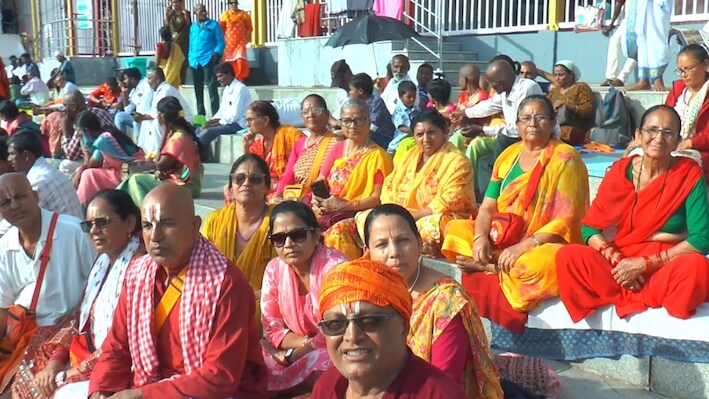 नवरात्रि ब्रह्मोत्सव: तिरुपति बालाजी के दरबार में नेपाल से आए भक्तों ने बाढ़ की आपदा में जान गंवाने वालों के लिए की प्रार्थना; जानिए पांचवें दिन की महिमा