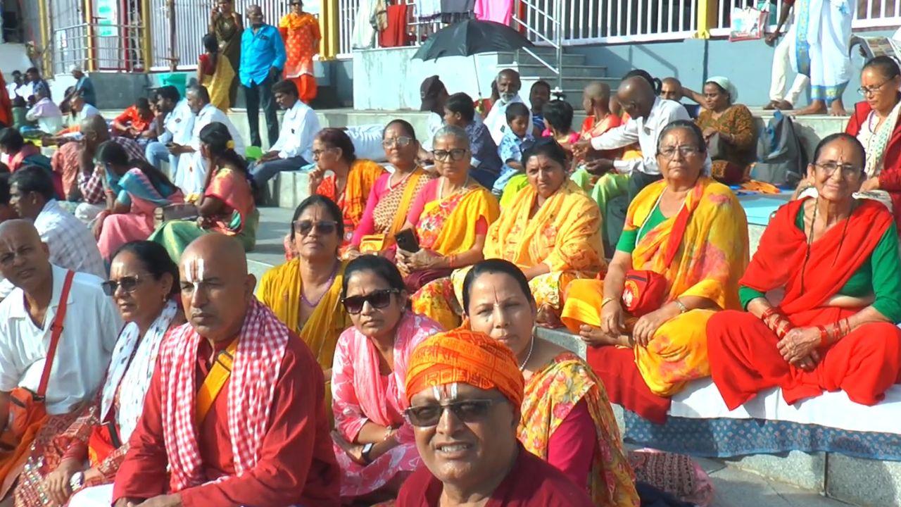 नवरात्रि ब्रह्मोत्सव: तिरुपति बालाजी के दरबार में नेपाल से आए भक्तों ने बाढ़ की आपदा में जान गंवाने वालों के लिए की प्रार्थना; जानिए पांचवें दिन की महिमा नवरात्रि ब्रह्मोत्सव: तिरुपति बालाजी के दरबार में नेपाल से आए भक्तों ने बाढ़ की आपदा में जान गंवाने वालों के लिए की प्रार्थना; जानिए पांचवें दिन की महिमा