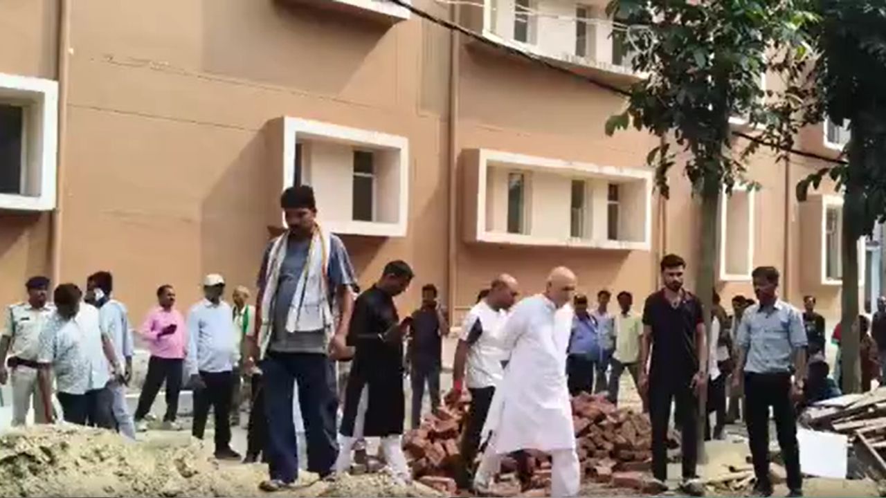 पीएचडी स्कॉलर को दिनदहाड़े गोली मारी: मधेपुरा में विश्वविद्यालय जा रहे विधायक के भाई को मौत के घाट उतारा पीएचडी स्कॉलर को दिनदहाड़े गोली मारी: मधेपुरा में विश्वविद्यालय जा रहे विधायक के भाई को मौत के घाट उतारा