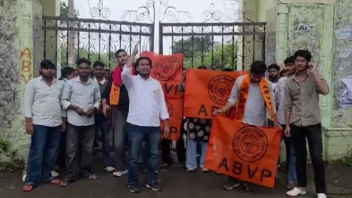 ज्ञानेश कुमार पर आरोपों के खिलाफ उतरी ABVP, अलवर में CJP के विरोध में प्रदर्शन