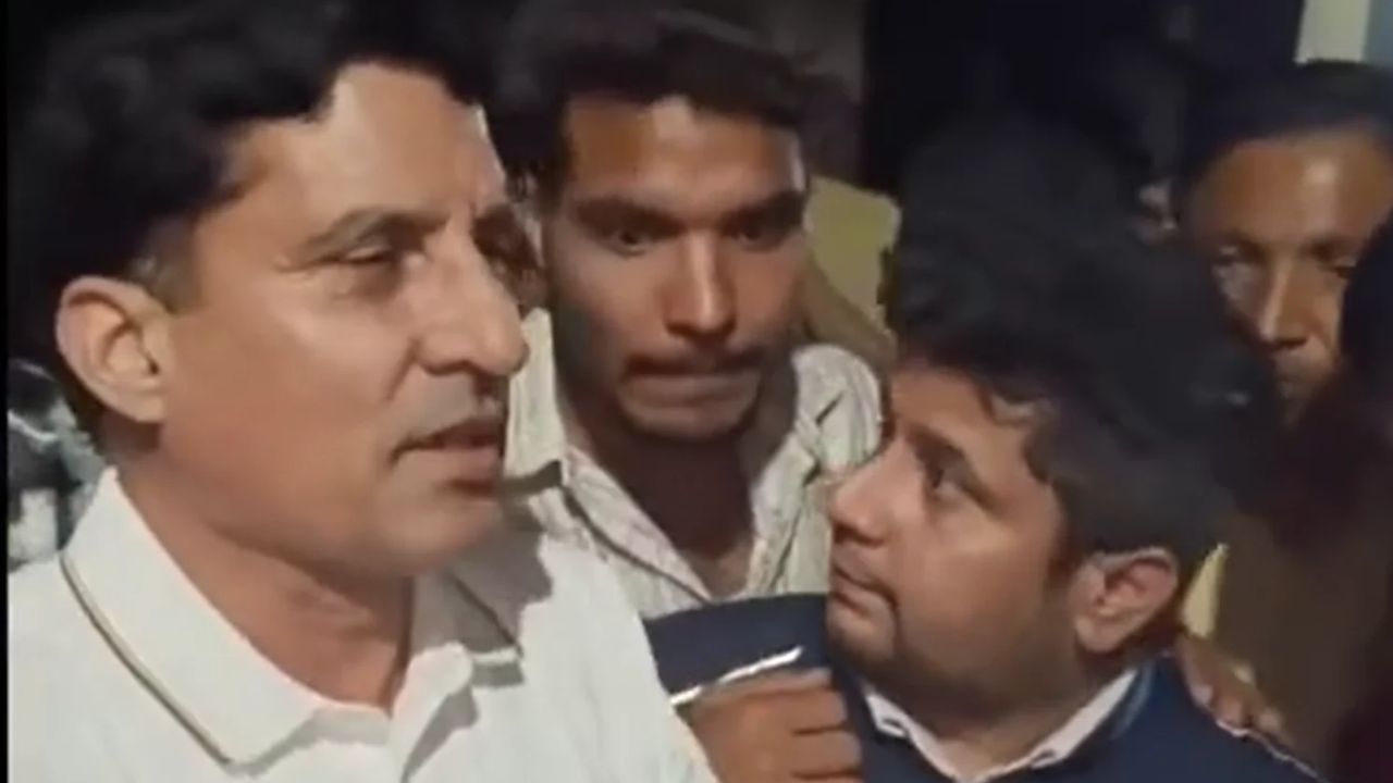 कुरुक्षेत्र यूनिवर्सिटी में खाने को लेकर आधी रात हंगामा, छात्रों ने बैरियर बंद कर किया प्रदर्शन कुरुक्षेत्र यूनिवर्सिटी में खाने को लेकर आधी रात हंगामा, छात्रों ने बैरियर बंद कर किया प्रदर्शन