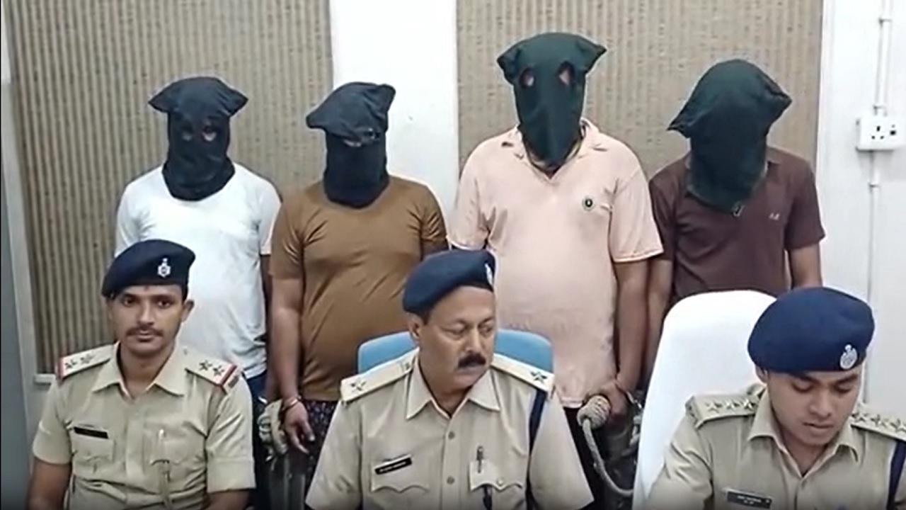 11 मोबाइल, 12 सिम और 4 साइबर क्रिमिनल: जामताड़ा में बैठे-बैठे ही किसी को भी बना लेते थे शिकार, अब चढ़ गए पुलिस के हत्थे 11 मोबाइल, 12 सिम और 4 साइबर क्रिमिनल: जामताड़ा में बैठे-बैठे ही किसी को भी बना लेते थे शिकार, अब चढ़ गए पुलिस के हत्थे