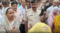 सपोटरा में 4 दिन से सफाई कर्मचारियों की हड़ताल: नगर पालिका अध्यक्ष सपना देवी ने संभाली कमान, सड़क पर खुद लगाई झाड़ू