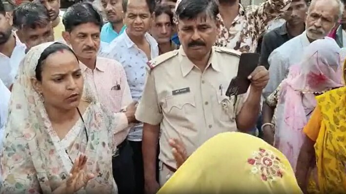 सपोटरा में 4 दिन से सफाई कर्मचारियों की हड़ताल: नगर पालिका अध्यक्ष सपना देवी ने संभाली कमान, सड़क पर खुद लगाई झाड़ू