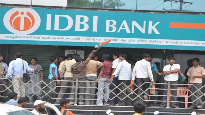 IDBI बैंक के बिकने से सरकार को क्या मिला, बैंक में क्या बदलेगा, कर्मचारी से लेकर आपकी FD और EMI का क्या होगा?