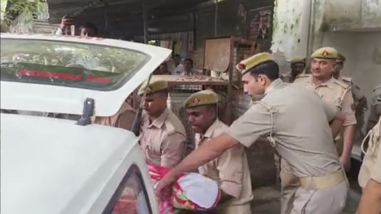 शाहजहांपुर कोर्ट की हवालात बनी 'मौत की जगह': पेशी पर आए बंदी ने लगाई फांसी, सुरक्षा पर उठे सवाल शाहजहांपुर कोर्ट की हवालात बनी 'मौत की जगह': पेशी पर आए बंदी ने लगाई फांसी, सुरक्षा पर उठे सवाल