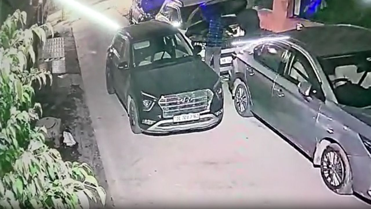 चोरों ने गजब कॉन्फिडेंस दिखाया! बीजेपी जिला उपाध्यक्ष की ब्रेजा कार उठा ले गए, 7 मिनट में नौ-दो-ग्यारह चोरों ने गजब कॉन्फिडेंस दिखाया! बीजेपी जिला उपाध्यक्ष की ब्रेजा कार उठा ले गए, 7 मिनट में नौ-दो-ग्यारह