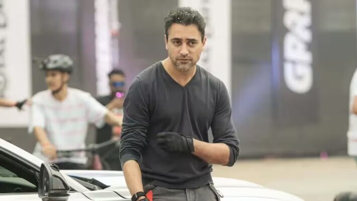 11 साल बाद कमबैक करने जा रहे इमरान खान की फिल्म पर मंडराया संकट, 'लीव इंडिया' नोटिस के चलते टल सकती है रिलीज?