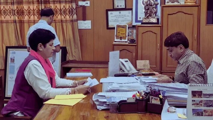 झुंझुनू के सभी जिला परिषद वार्डों में कांग्रेस ने प्रत्याशी उतारे: 41 में से 38 नए चेहरों को टिकट, सुनीता धतरवाल बनीं बागी
