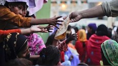 कंगाल पाकिस्तान पर एक और दाग: ग्लोबल हंगर इंडेक्स में भुखमरा देश घोषित, आटे के लिए मची लूट, भूखे पेट सोने को मजबूर लोग