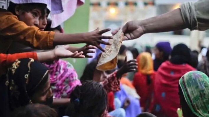 कंगाल पाकिस्तान पर एक और दाग: ग्लोबल हंगर इंडेक्स में भुखमरा देश घोषित, आटे के लिए मची लूट, भूखे पेट सोने को मजबूर लोग
