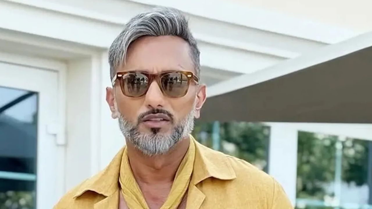 विदेश का बहाना और LOC का खतरा: आखिरकार साइबर सेल पहुंचे रैपर हनी सिंह, 2 घंटे तक चली पूछताछ विदेश का बहाना और LOC का खतरा: आखिरकार साइबर सेल पहुंचे रैपर हनी सिंह, 2 घंटे तक चली पूछताछ
