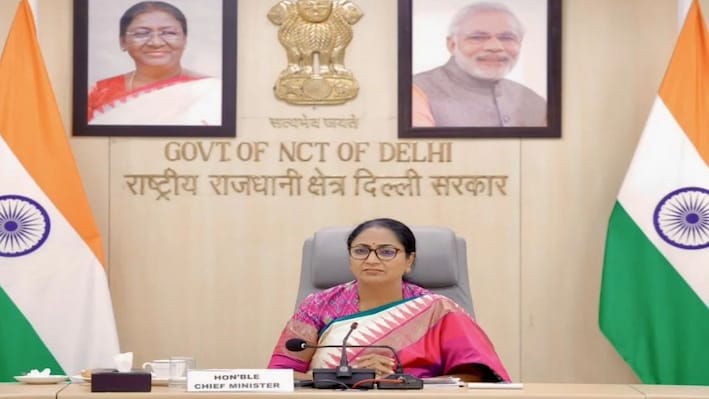 दिल्ली में पोस्टर लगाने वालों की खैर नहीं, CM रेखा गुप्ता ने अधिकारियों को दिया अल्टीमेटम