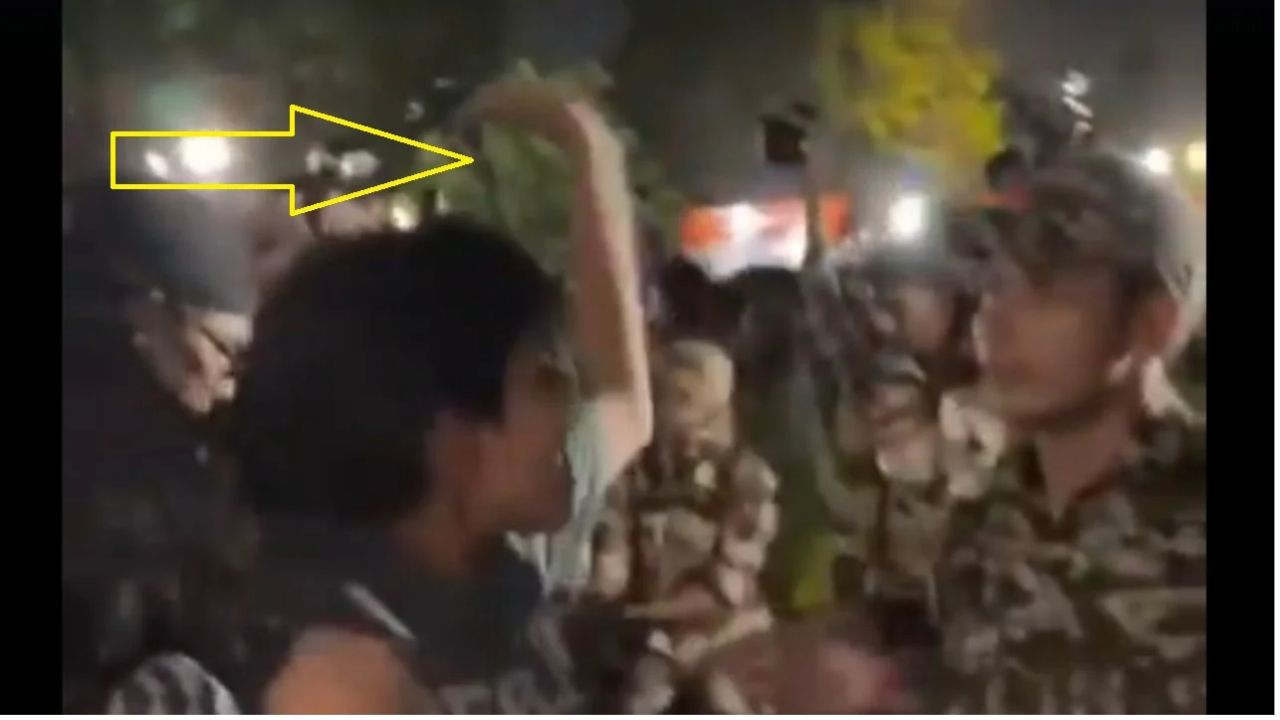 CJP प्रदर्शन में महिला जवान से बदसलूकी, यूट्यूबर लड़की ने मारा थप्पड़! CJP प्रदर्शन में महिला जवान से बदसलूकी, यूट्यूबर लड़की ने मारा थप्पड़!