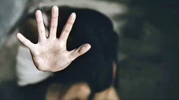 सिंगरौली में 8 साल की बच्ची से हैवानियत: खाना नहीं बनाने पर सौतेली मां ने प्राइवेट पार्ट में डाला गर्म चिमटा, पिता पर भी गंभीर आरोप