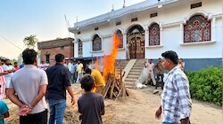 गोपालगंज में तीन दिनों से लापता छात्रा का शव मिला, घरवालों ने आरोपी के घर के सामने कर दिया अंतिम संस्कार