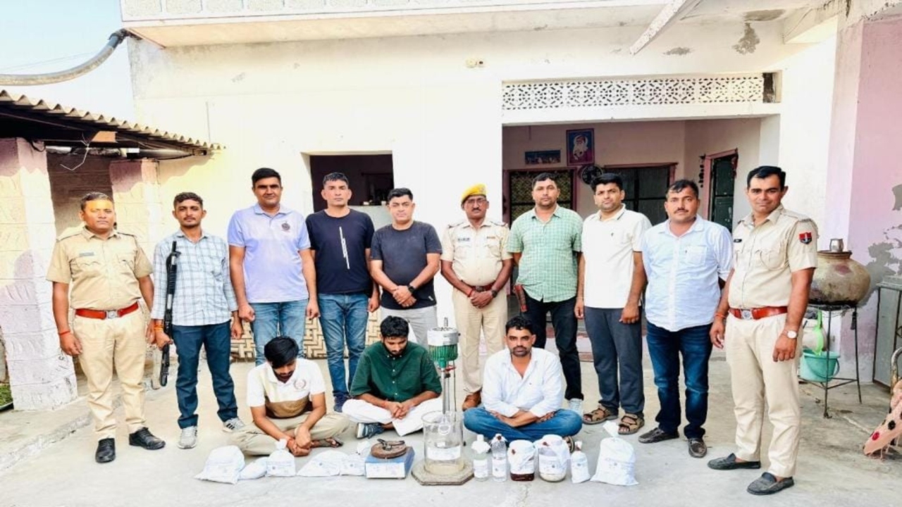 बालोतरा में नशे का बड़ा खेल: यूट्यूब देखकर घर में बना रहा था MD ड्रग्स, डॉक्टर समेत 3 गिरफ्तार बालोतरा में नशे का बड़ा खेल: यूट्यूब देखकर घर में बना रहा था MD ड्रग्स, डॉक्टर समेत 3 गिरफ्तार