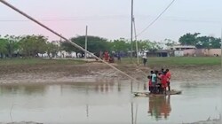 2 सोती और हर पल मौत का खतरा, राघोपुर में 13 बच्चों की मौत के बाद भी नहीं जागा सिस्टम! रामपुर श्यामचंद में रस्सी के सहारे जिंदगी