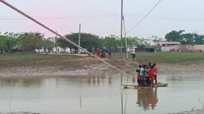 2 सोती और हर पल मौत का खतरा, राघोपुर में 13 बच्चों की मौत के बाद भी नहीं जागा सिस्टम! रामपुर श्यामचंद में रस्सी के सहारे जिंदगी