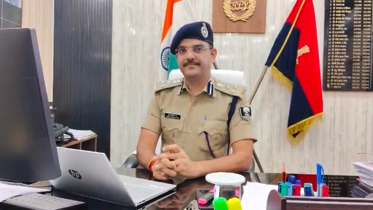 DIG हर किशोर राय का एक और कड़क एक्शन, थानाध्यक्ष सम्राट सिंह को किया निलंबित, दर्ज नहीं किया था दहेज का FIR DIG हर किशोर राय का एक और कड़क एक्शन, थानाध्यक्ष सम्राट सिंह को किया निलंबित, दर्ज नहीं किया था दहेज का FIR