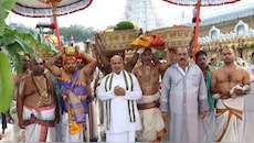 तिरुमाला नवरात्रि ब्रह्रोत्सव: गरुड़ पर सवार हुए भगवान वेंकटेश्वर स्वामी तिरुपति बालाजी, लक्ष्मी हार-मकरकंठी से सजा दिव्य स्वरूप; दर्शन के लिए उमड़ा भक्तों का सैलाब