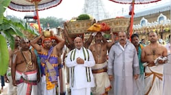 तिरुमाला नवरात्रि ब्रह्रोत्सव: गरुड़ पर सवार हुए भगवान वेंकटेश्वर स्वामी तिरुपति बालाजी, लक्ष्मी हार-मकरकंठी से सजा दिव्य स्वरूप; दर्शन के लिए उमड़ा भक्तों का सैलाब