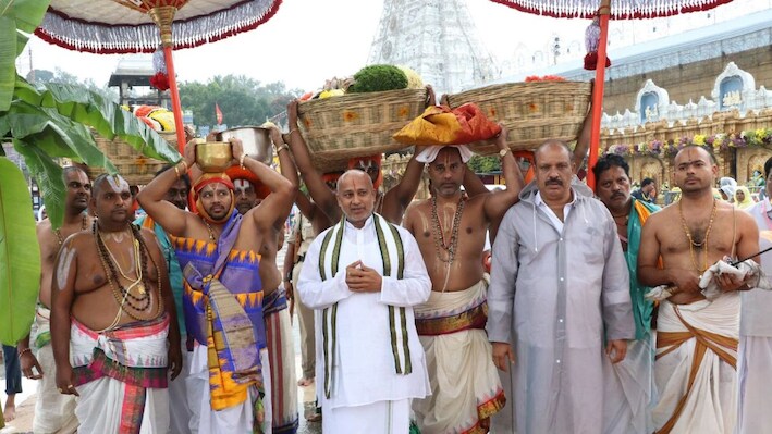 तिरुमाला नवरात्रि ब्रह्रोत्सव: गरुड़ पर सवार हुए भगवान वेंकटेश्वर स्वामी तिरुपति बालाजी, लक्ष्मी हार-मकरकंठी से सजा दिव्य स्वरूप; दर्शन के लिए उमड़ा भक्तों का सैलाब