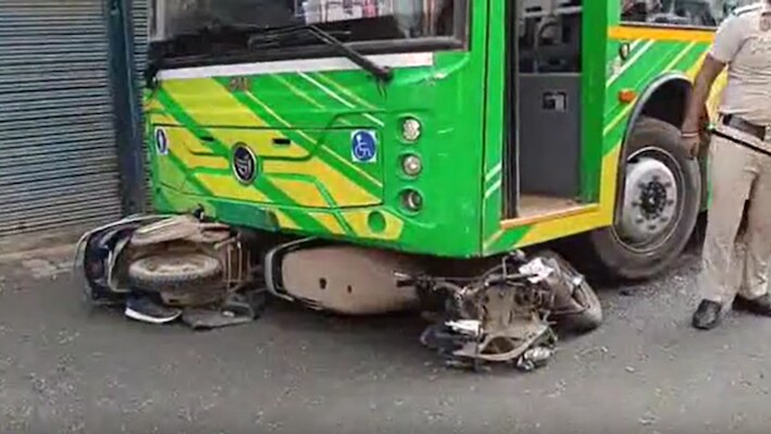 Delhi में आनंद पर्वत में DTC बस ने स्कूटी-ई-रिक्शा को मारी टक्कर, द्वारका में ट्रक का कहर; 2 की मौत