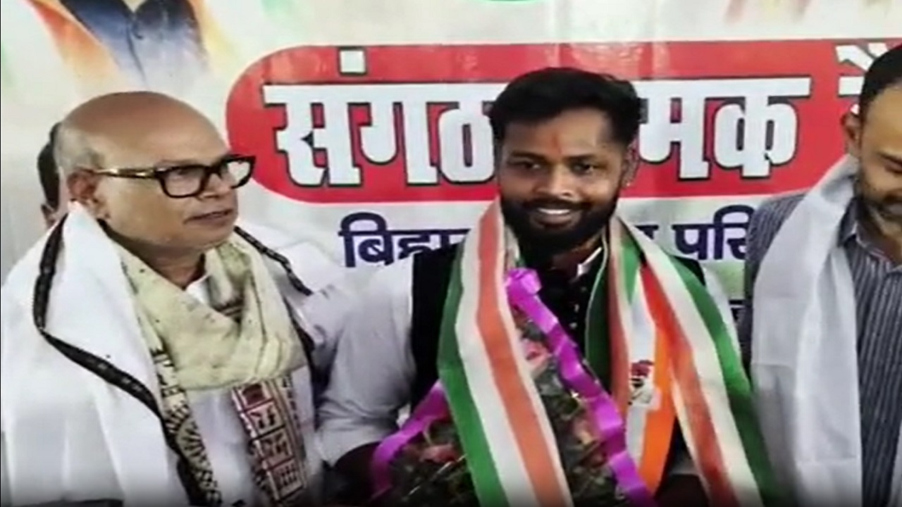 भागपुर में जदयू को बड़ा झटका, पूर्व विधायक गोपाल मंडल के बेटे आशीष कांग्रेस में शामिल भागपुर में जदयू को बड़ा झटका, पूर्व विधायक गोपाल मंडल के बेटे आशीष कांग्रेस में शामिल