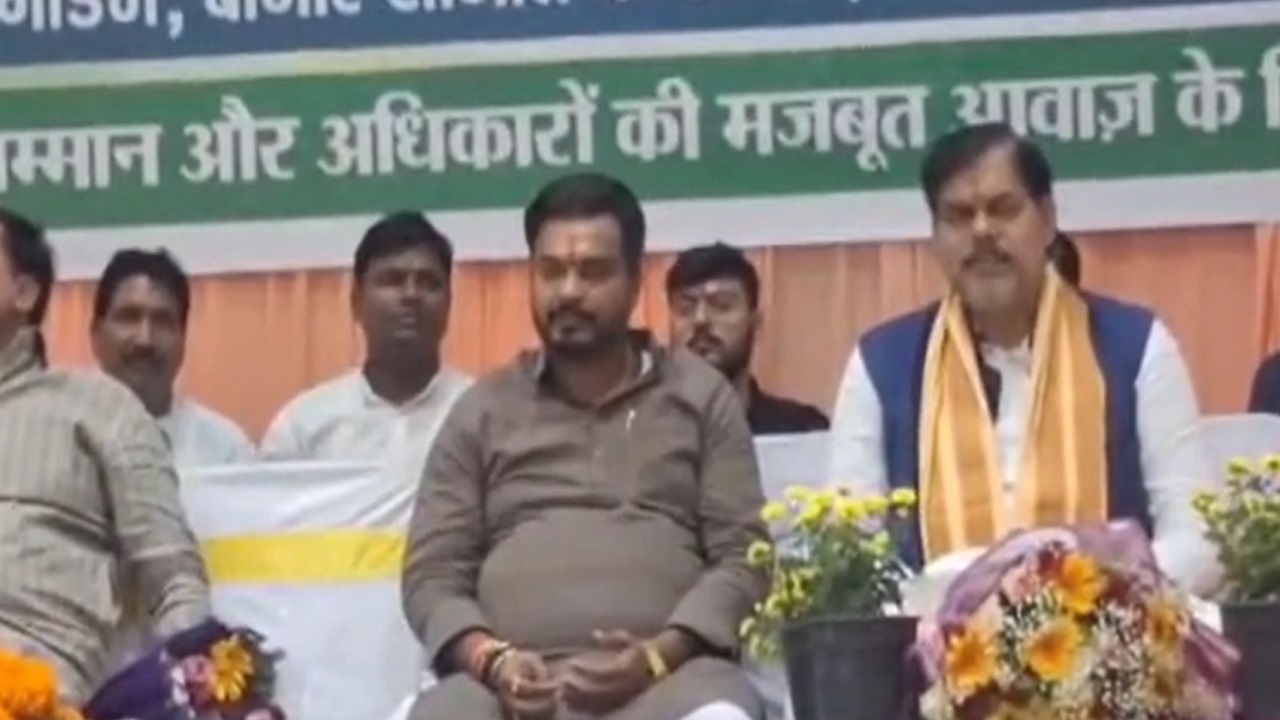 सारण शिक्षक निर्वाचन क्षेत्र में NDA ने झोंकी पूरी ताकत, आनंद पुष्कर के समर्थन में उतरे दिग्गज सारण शिक्षक निर्वाचन क्षेत्र में NDA ने झोंकी पूरी ताकत, आनंद पुष्कर के समर्थन में उतरे दिग्गज